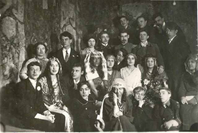 Ученики Казанской художественной школы. Родченко (третий слева во втором ряду) смотрит на однокурсницу Тамару Попову (вторая сле Ученики Казанской художественной школы. Родченко (третий слева во втором ряду) смотрит на однокурсницу Тамару Попову (вторая сле